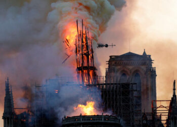 Un incendio consumió en 2019 este emblema gótico del siglo XII. Foto: AFP