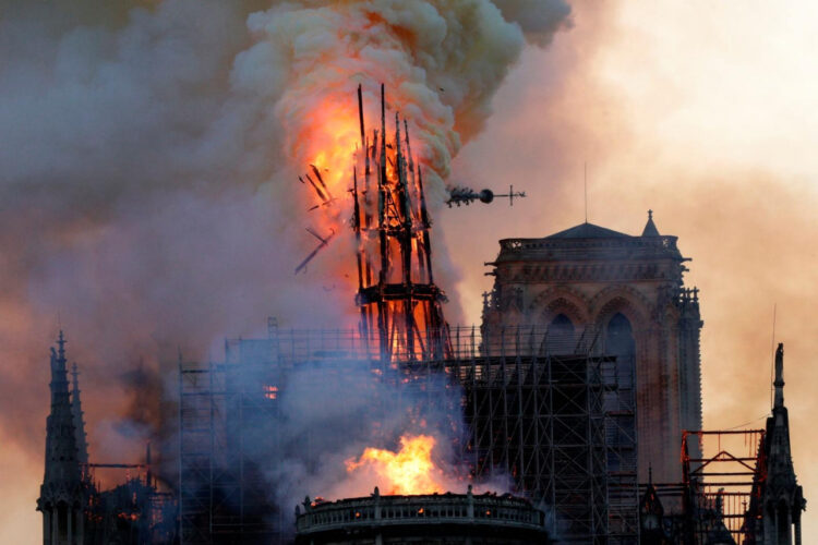 Un incendio consumió en 2019 este emblema gótico del siglo XII. Foto: AFP