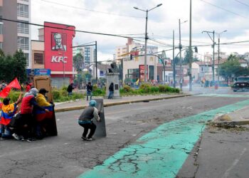 Suman dos fallecidos por protestas en Ecuador, alertan de ‘riesgo’ para la democracia