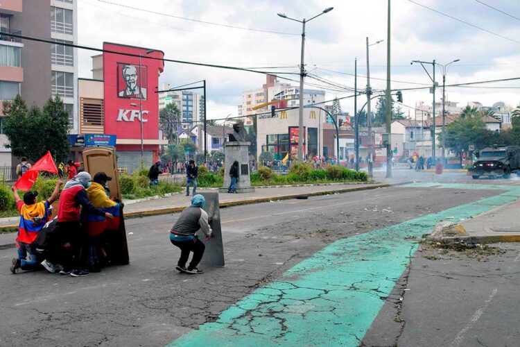 Suman dos fallecidos por protestas en Ecuador, alertan de ‘riesgo’ para la democracia