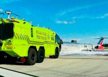 Un avión de pasajeros se incendia al aterrizar en Miami