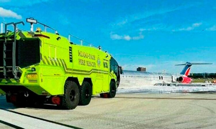 Un avión de pasajeros se incendia al aterrizar en Miami