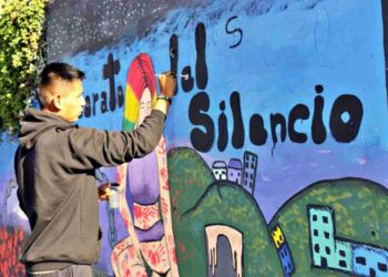 Con mensajes de "rompe el silencio" jóvenes conciencian a la sociedad. Foto: Ana Flores