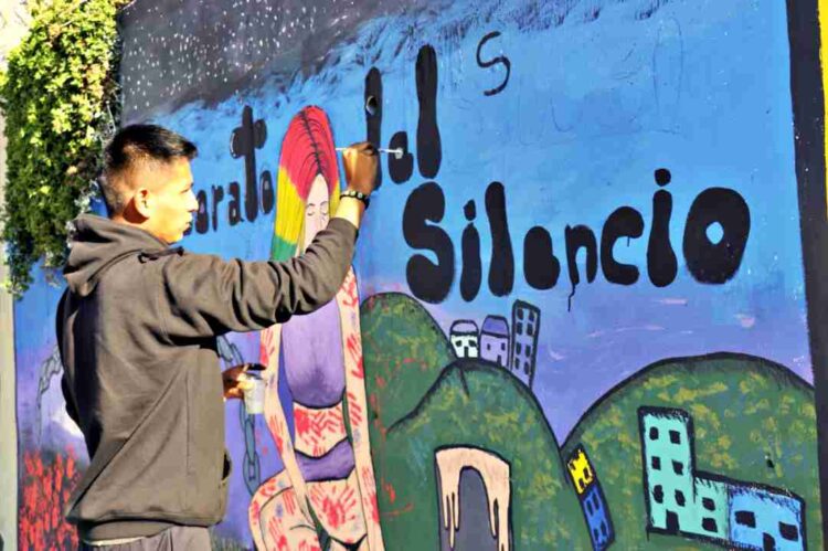 Con mensajes de "rompe el silencio" jóvenes conciencian a la sociedad. Foto: Ana Flores