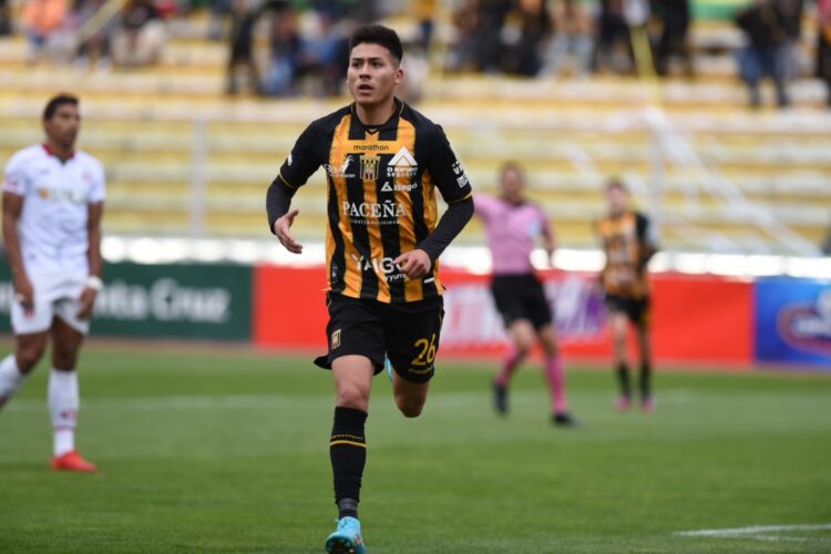 The Strongest sufre, vence y recupera el liderato