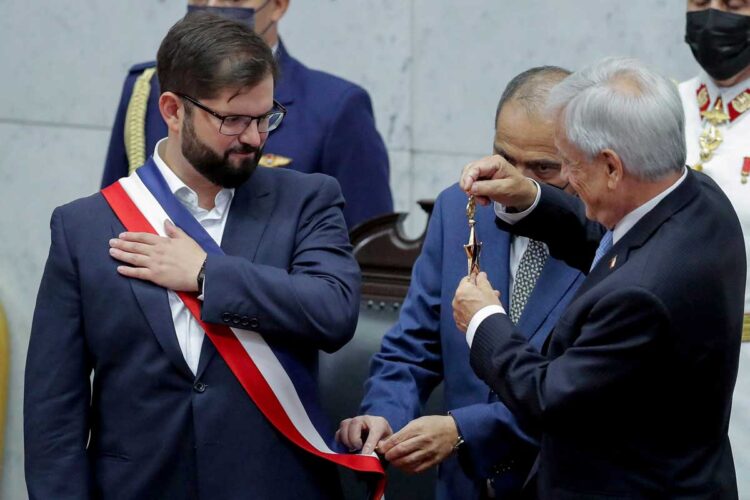 El izquierdista Gabriel Boric asume la presidencia de Chile