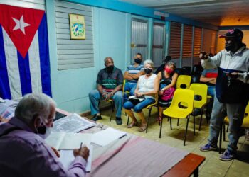 Barrio por barrio, Cuba discute matrimonio gay y maternidad subrogada