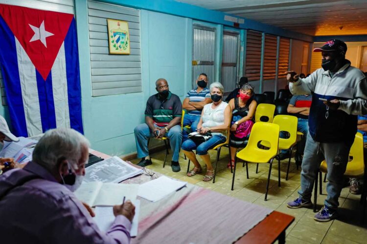 Barrio por barrio, Cuba discute matrimonio gay y maternidad subrogada
