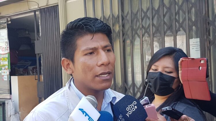 Arnold Alanes se dirige a los medios de prensa. Foto: Pedro Luna