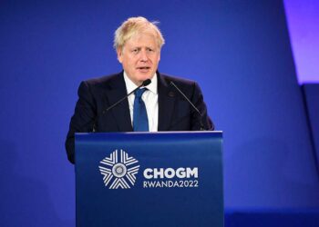 Johnson, más debilitado por derrotas electorales, determinado a ‘seguir’