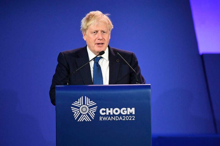 Johnson, más debilitado por derrotas electorales, determinado a ‘seguir’