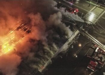 El incendio en un bar de Kostroma, a 300 kilómetros al noreste de Moscú. Foto: AFP