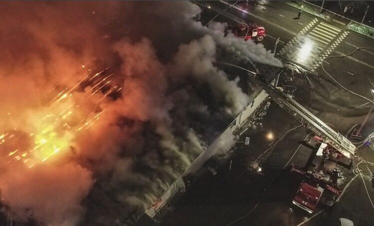El incendio en un bar de Kostroma, a 300 kilómetros al noreste de Moscú. Foto: AFP