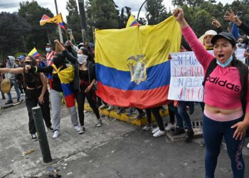 Congreso de Ecuador deja en suspenso destitución de Lasso por protestas