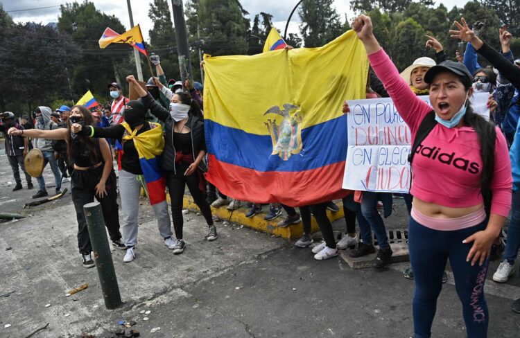 Congreso de Ecuador deja en suspenso destitución de Lasso por protestas