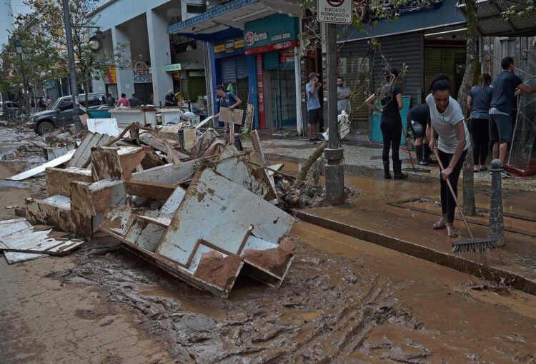 La lluvia vuelve a caer en Petrópolis, que sigue sumando muertos por el temporal