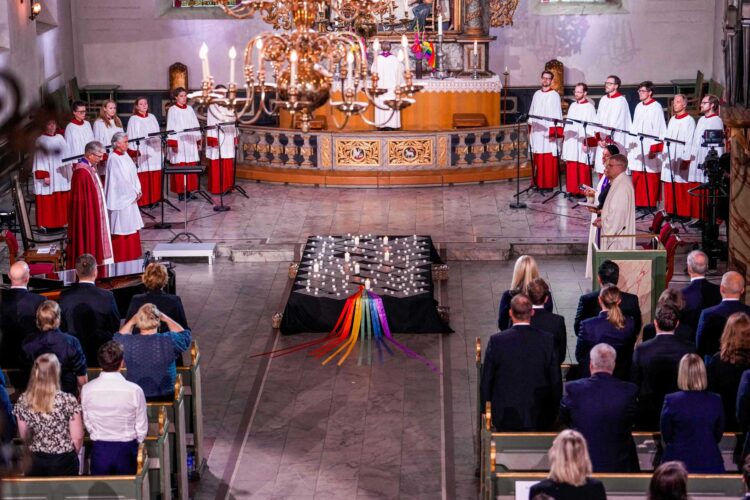 Noruega rinde homenaje a las víctimas del tiroteo de Oslo