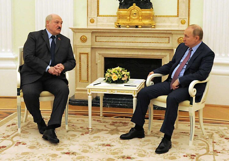 Putin se reúne con bielorruso Lukashenko para hablar de cooperación militar