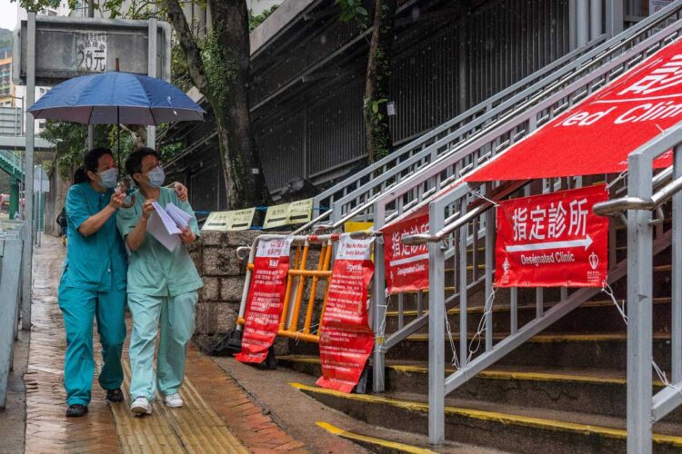 Después de dos años de pandemia, Hong Kong se arrodilla ante el COVID-19