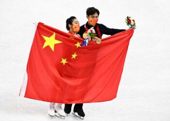 Los patinadores chinos Sui Wenjing y Han Cong, campeones olímpicos de parejas
