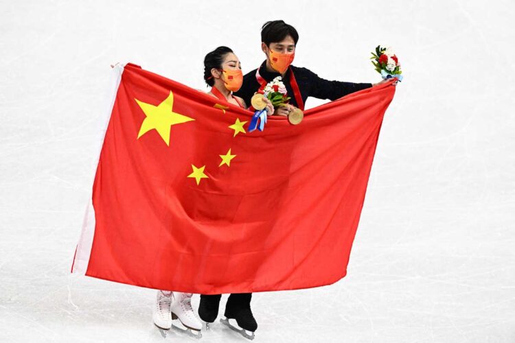 Los patinadores chinos Sui Wenjing y Han Cong, campeones olímpicos de parejas