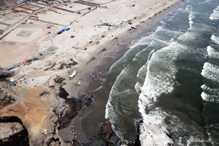 ‘¿De qué vamos a vivir ahora?, se preguntan pescadores afectados por derrame petrolero en Perú