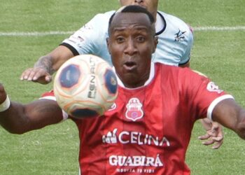 Hinchas de Guabirá piden la salida de Mina en plena práctica