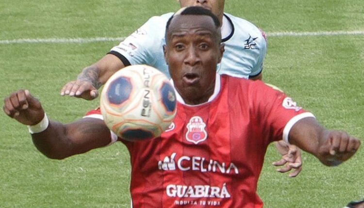Hinchas de Guabirá piden la salida de Mina en plena práctica