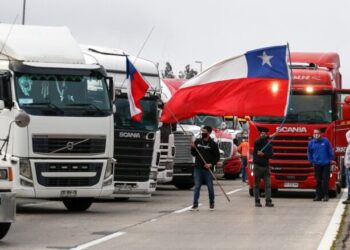 Chile decreta estado de excepción en regiones en crisis migratoria y camioneros levantan bloqueos
