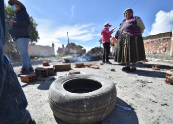 La Fejuve de Apaza levanta bloqueo al relleno sanitario, 1.819 t de basura están en las calles