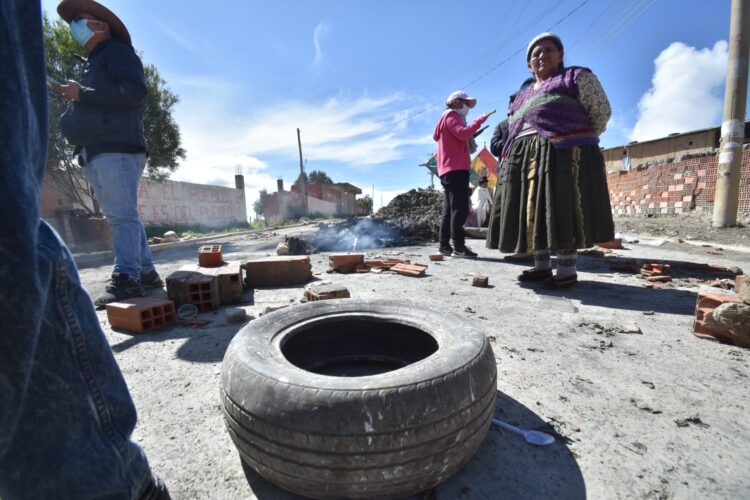 La Fejuve de Apaza levanta bloqueo al relleno sanitario, 1.819 t de basura están en las calles
