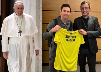 Messi recibe una camiseta firmada por el Papa Francisco