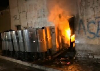 Turba quema casa del confeso doble feminicida en El Alto