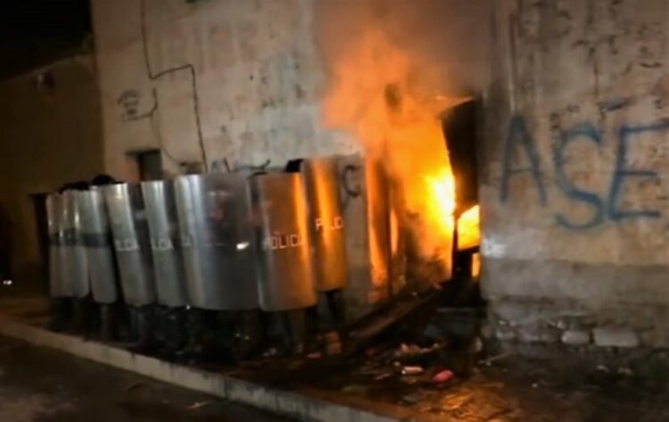Turba quema casa del confeso doble feminicida en El Alto