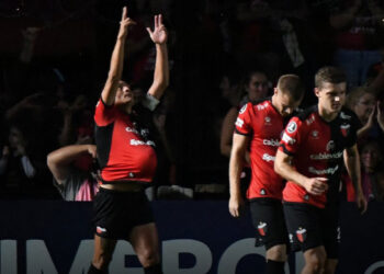Colón de Argentina celebra triunfo por 2-1 sobre uruguayo Peñarol en la Libertadores