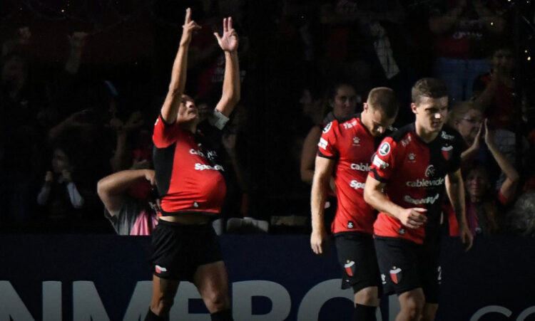 Colón de Argentina celebra triunfo por 2-1 sobre uruguayo Peñarol en la Libertadores