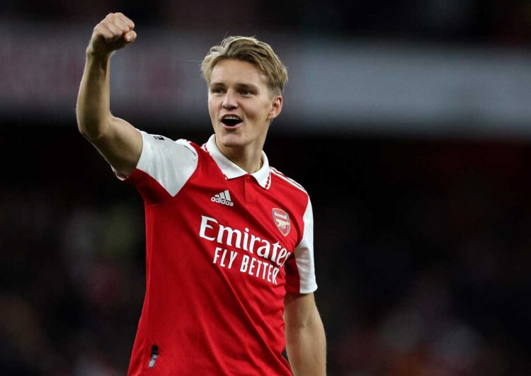 Arsenal vuelve a ser líder ante un Liverpool que sigue en crisis