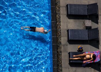 Ciudad Alemana autoriza a mujeres para descubrir sus pechos en piscinas municipales
