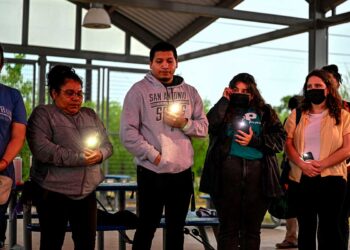 Dolor y rabia en vigilia celebrada por migrantes muertos en un camión de Texas