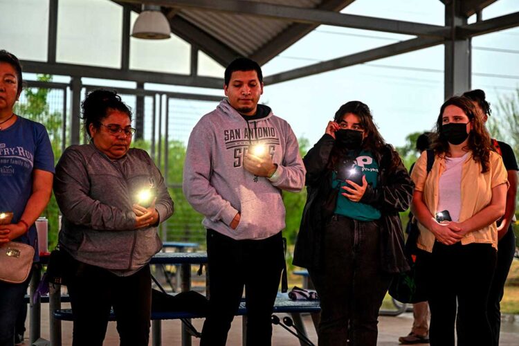 Dolor y rabia en vigilia celebrada por migrantes muertos en un camión de Texas