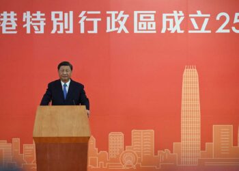 Xi Jinping: Hong Kong ‘renació del fuego’ en visita por 25 años de retrocesión