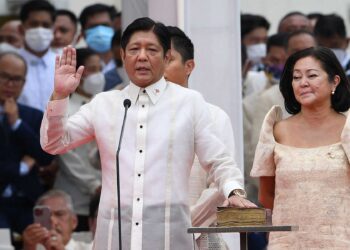 El hijo del dictador Marcos asume la presidencia de Filipinas