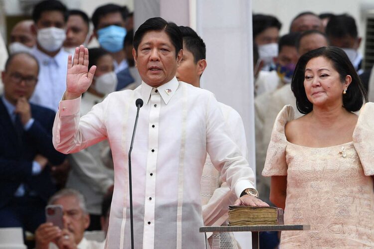 El hijo del dictador Marcos asume la presidencia de Filipinas