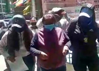 Momento en el que la dirigente es dirigida a las celdas de la FELCC de La Paz. Foto: Captura.