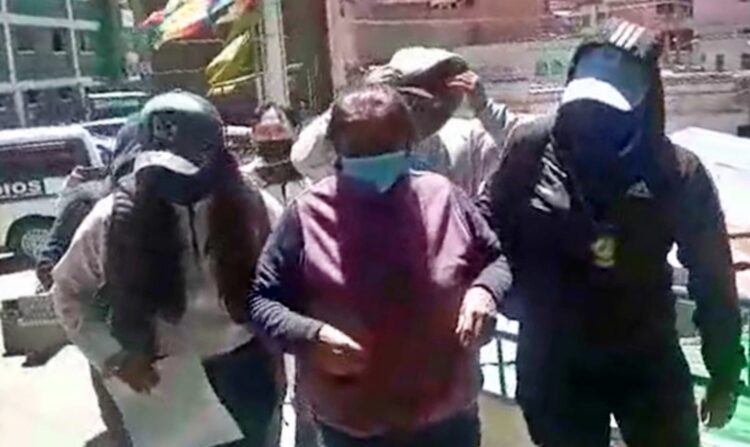 Momento en el que la dirigente es dirigida a las celdas de la FELCC de La Paz. Foto: Captura.