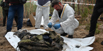 Estados Unidos califica de ‘crimen de guerra’ la fosa común hallada con 440 cuerpos en Izium