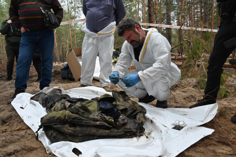 Estados Unidos califica de ‘crimen de guerra’ la fosa común hallada con 440 cuerpos en Izium