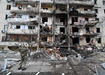 Tropas rusas se acercan a Kiev desde el norte y el este
