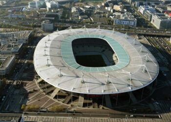 UEFA traslada la final de Champions de San Petersburgo al Stade de France en París