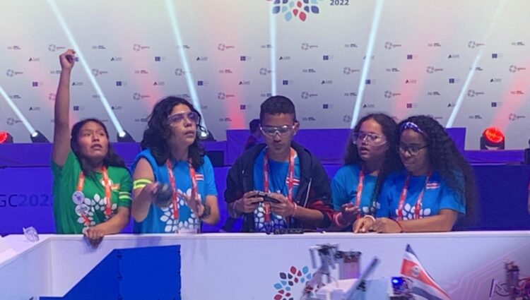 El equipo representante en la FIRST Global Challenge. Foto: AGETIC